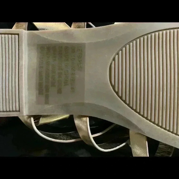 💜 2/25 JustFab Metallic Gold Sandals - Picture 2 of 3